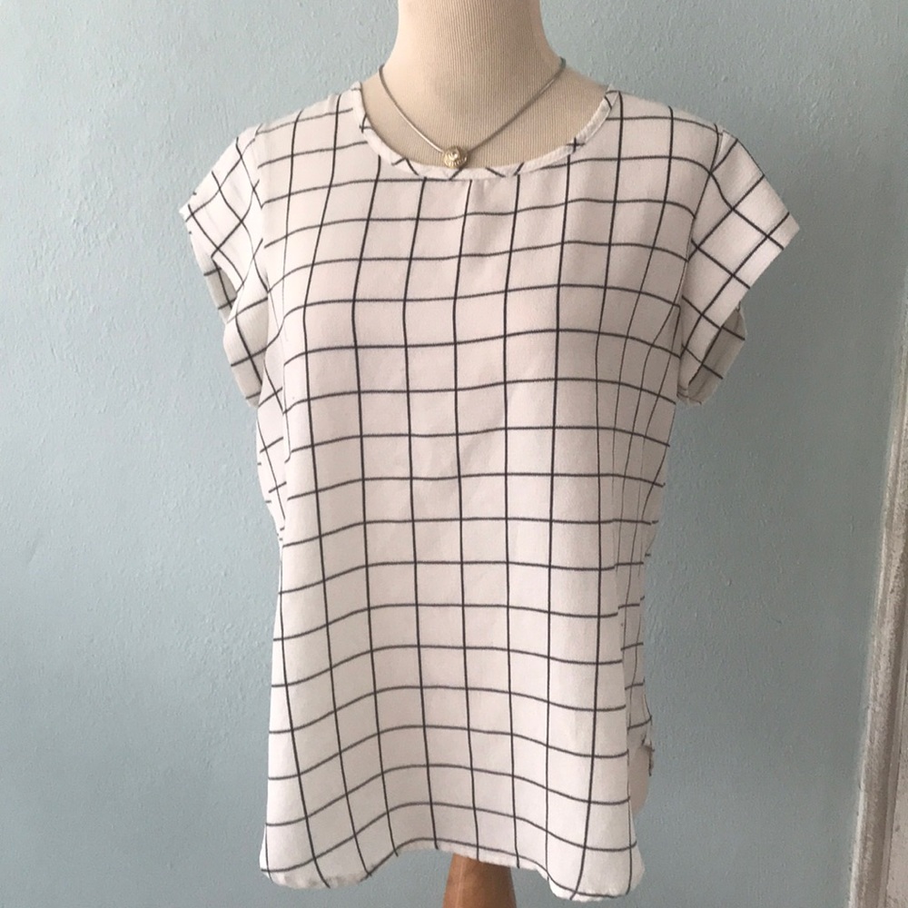 🌸B&W short sleeved Top by Lily White size L